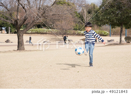 サッカーボールを蹴る男の子 49121843