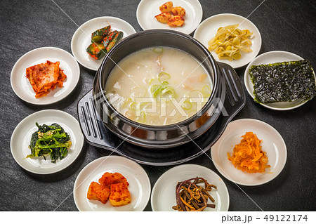 ソルロンタン　韓国のスープ　Korean white soup Seolleongtang 49122174