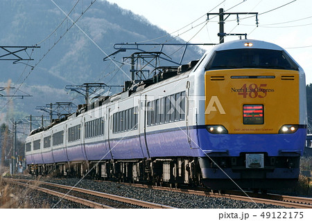 八戸へ向かう485系3000番台・特急「白鳥」。モハユニットを増結し 