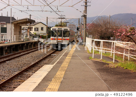 御殿場線上大井駅を発車した下り電車(1) 御殿場線上大井駅を発車した下り電車(1) 49122496