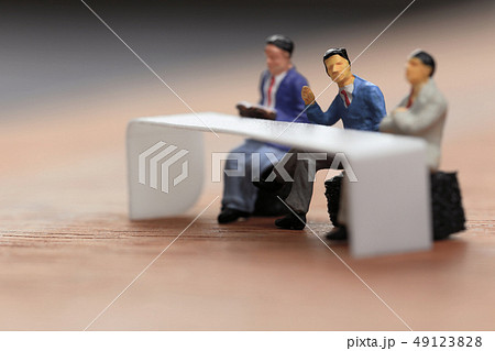 ３人の面接官 49123828