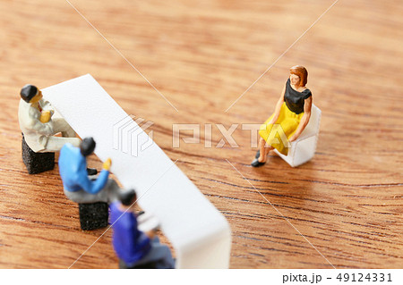 3人の面接官と面接を受ける女性 3人の面接官と面接を受ける女性 49124331