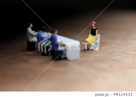 3人の面接官と面接を受ける女性 3人の面接官と面接を受ける女性 49124332