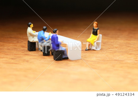 3人の面接官と面接を受ける女性 3人の面接官と面接を受ける女性 49124334