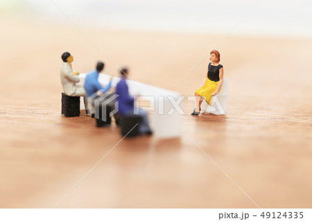 3人の面接官と面接を受ける女性 3人の面接官と面接を受ける女性 49124335