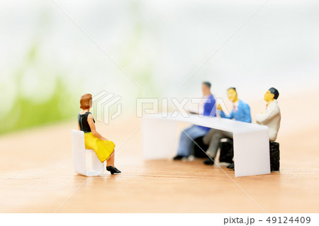 3人の面接官と面接を受ける女性 3人の面接官と面接を受ける女性 49124409