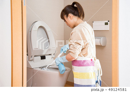 トイレ掃除する女性 トイレ掃除する女性 49124581