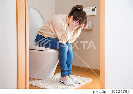 トイレで悩む女性 49124790