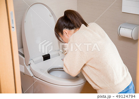 トイレで嘔吐する女性 49124794