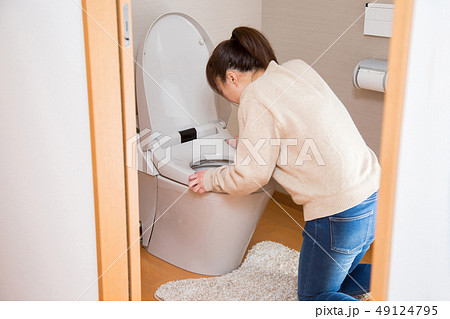 トイレで嘔吐する女性の写真素材 トイレで嘔吐する女性の写真素材