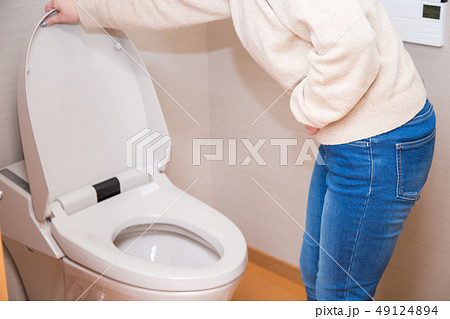 トイレでお腹をおさえる女性 49124894