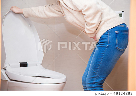 トイレでお腹をおさえる女性 トイレでお腹をおさえる女性 49124895