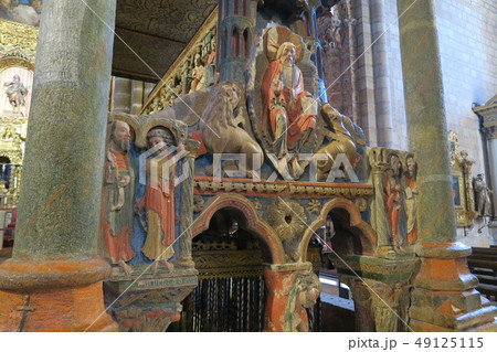 13世紀に完成したロマネスク様式のサン・ビセンテ教会 49125115