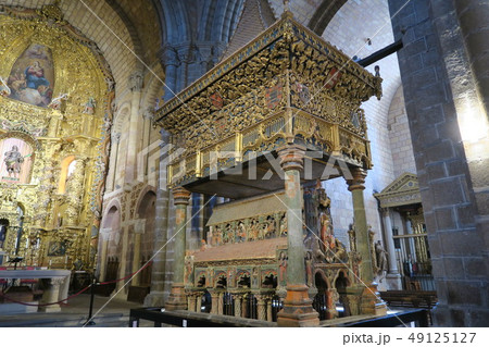 13世紀に完成したロマネスク様式のサン・ビセンテ教会 49125127