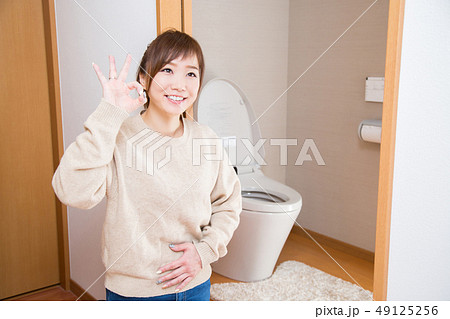 トイレの前でOKサインする女性 49125256