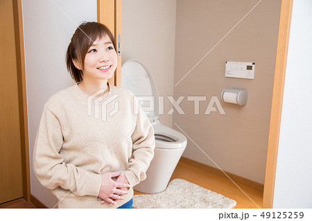 トイレの前で笑顔の女性 トイレの前で笑顔の女性 49125259