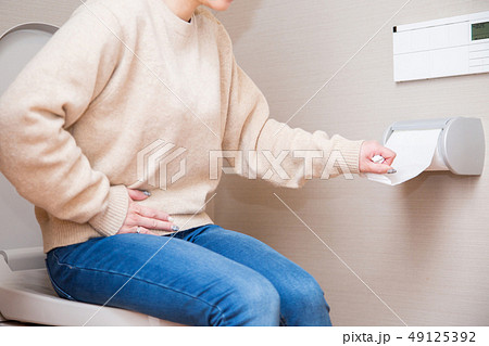 トイレットペーパーをとる女性 49125392