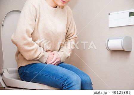 トイレに座る女性 49125395