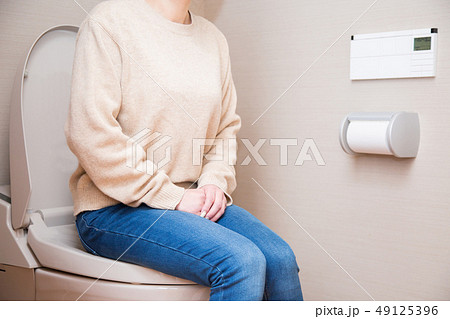 トイレに座る女性 49125396