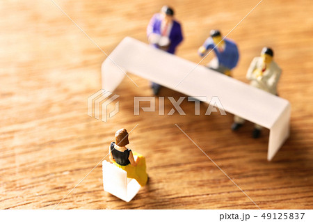 三人の面接官と一人の女性 三人の面接官と一人の女性 49125837