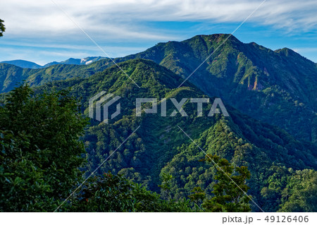栂海新道・下駒岳から見る犬ヶ岳と朝日岳稜線 栂海新道・下駒岳から見る犬ヶ岳と朝日岳稜線 49126406