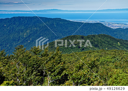 栂海新道・白鳥山から見る日本海と能登半島 49126629
