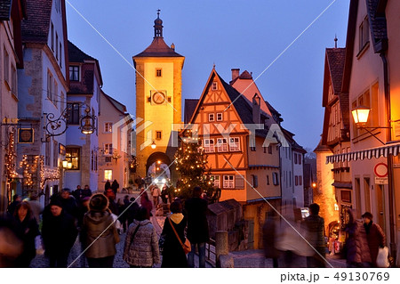 冬のドイツ、ローテンブルク　プレーンライン、ブルーアワーにクリスマスマーケットへ出掛ける人で賑わう 49130769