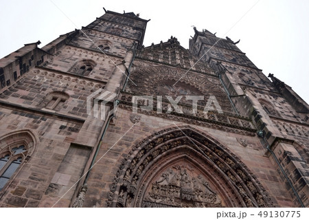 冬の曇天にドイツ、ニュルンベルク 聖ローレンツ教会の塔がそびえる 冬の曇天にドイツ、ニュルンベルク 聖ローレンツ教会の塔がそびえる 49130775