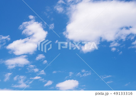 青空に浮かぶ白い雲 49133316