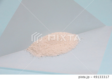 薬包紙にのせられた白い粉。分析・実験等のイメージ。(撮影に使用した白い粉はクリーミングパウダー) 薬包紙にのせられた白い粉。分析・実験等のイメージ。(撮影に使用した白い粉はクリーミングパウダー) 49133317