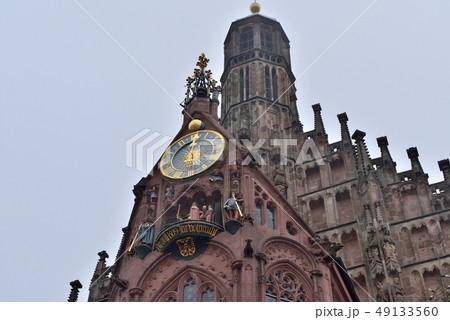 ドイツ、ニュルンベルク　聖母教会、クリスマスマーケットの上で、時計台が正午を指す 49133560