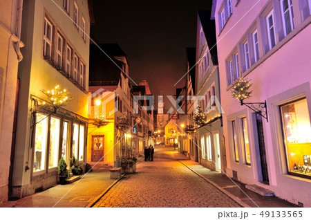 クリスマス前のドイツ、ローテンブルク ハーフェンガッセの夜を撮る クリスマス前のドイツ、ローテンブルク ハーフェンガッセの夜を撮る 49133565