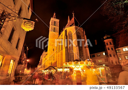 クリスマスマーケットで賑うドイツ、ローテンブルク 聖ヤコブ教会の夜景 クリスマスマーケットで賑うドイツ、ローテンブルク 聖ヤコブ教会の夜景 49133567