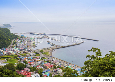 夏の羅臼漁港　羅臼国後展望塔から望む 49134093