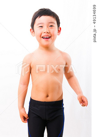 男の子 笑顔 上半身 裸の写真素材