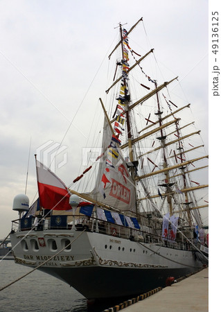 大阪港天保山岸壁に停泊中のポーランド帆船ダル・ムウォジェジ号の船尾 49136125