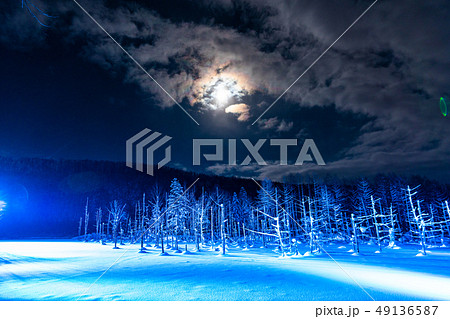 《北海道》冬の青い池・ライトアップ《満月の夜》 《北海道》冬の青い池・ライトアップ《満月の夜》 49136587