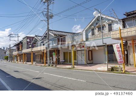 新潟市南区(旧白根) の妻入りと平入の混在する町屋と雁木の街並み 49137460