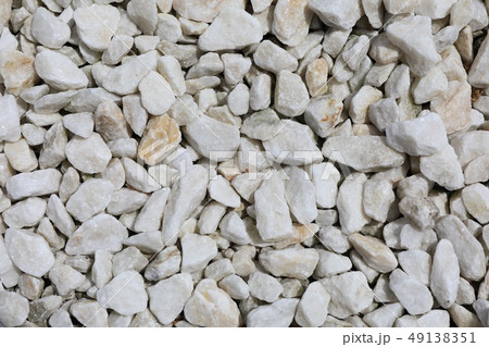 敷き詰められた白い石 49138351
