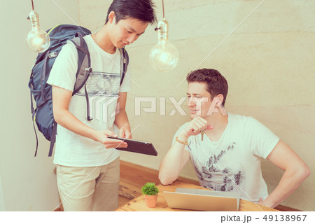 英語で質問をする日本人男性 49138967