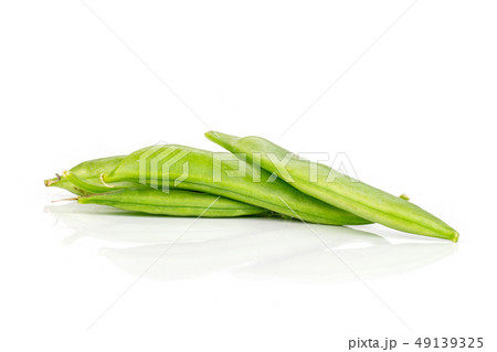 Green sugar snap pea isolated on white 49139325