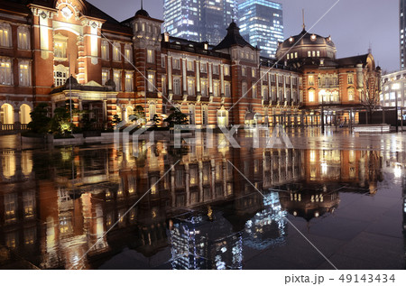 雨の東京駅 49143434