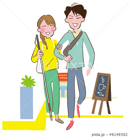 楽しそうに会話しながら歩く白杖を持った女性と誘導する男性 49146562