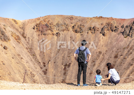福島県福島市 浄土平噴火口を眺める家族 福島県福島市 浄土平噴火口を眺める家族 49147271