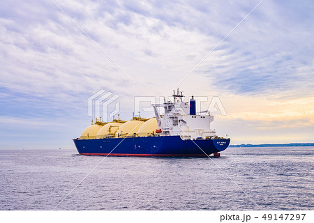東京湾を航行する巨大LNGタンカー 49147297
