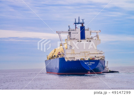 東京湾を航行する巨大LNGタンカー 49147299