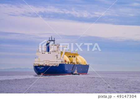 東京湾を航行する巨大LNGタンカー 49147304
