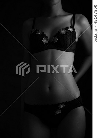 下着姿の女性 光と影 セクシーランジェリー 若い肌 下着姿の女性 光と影 セクシーランジェリー 若い肌 49147800