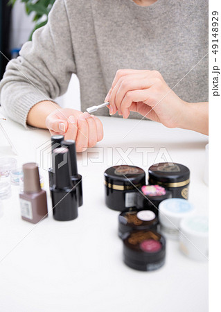 ジュエルネイルをする女性 ジュエルネイルをする女性 49148929