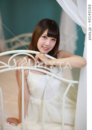 ベッドから ベッドから 49149168